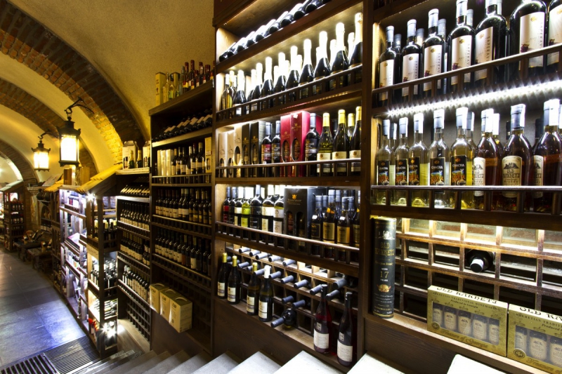 bar-MONTFERRAT-min_world_street_travel_shop_canon_georgia_wine_bottles-429767